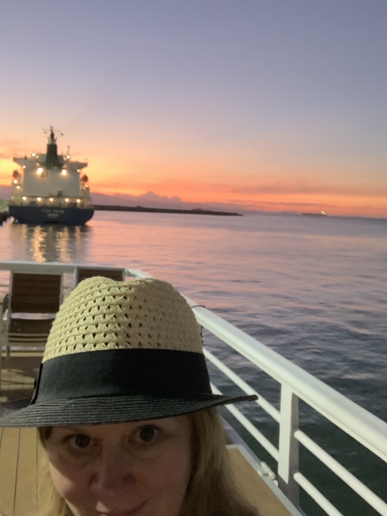 beckylukovic's tweet photo. Take a peek at this amazing Costa Rican sunset from the Lindblad National Geographic Sea Lion. Warm Welcome! #puravida #costarica #lindblad #natgeotravel #bellastyle #weknowtravel https://t.co/JsmVS3sbow