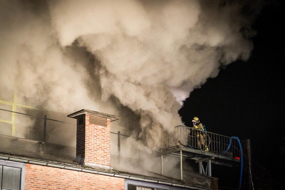 Nieuwe beelden van de zeer grote brand aan de Enkweg in Eerbeek. Inmiddels opgeschaald naar GRIP 1. <a href="/VNOGregio/">Veiligheidsregio Noord- en Oost-Gelderland</a> is met veel materieel ter plaatse. gelrenieuws.nl/2019/12/grote-…