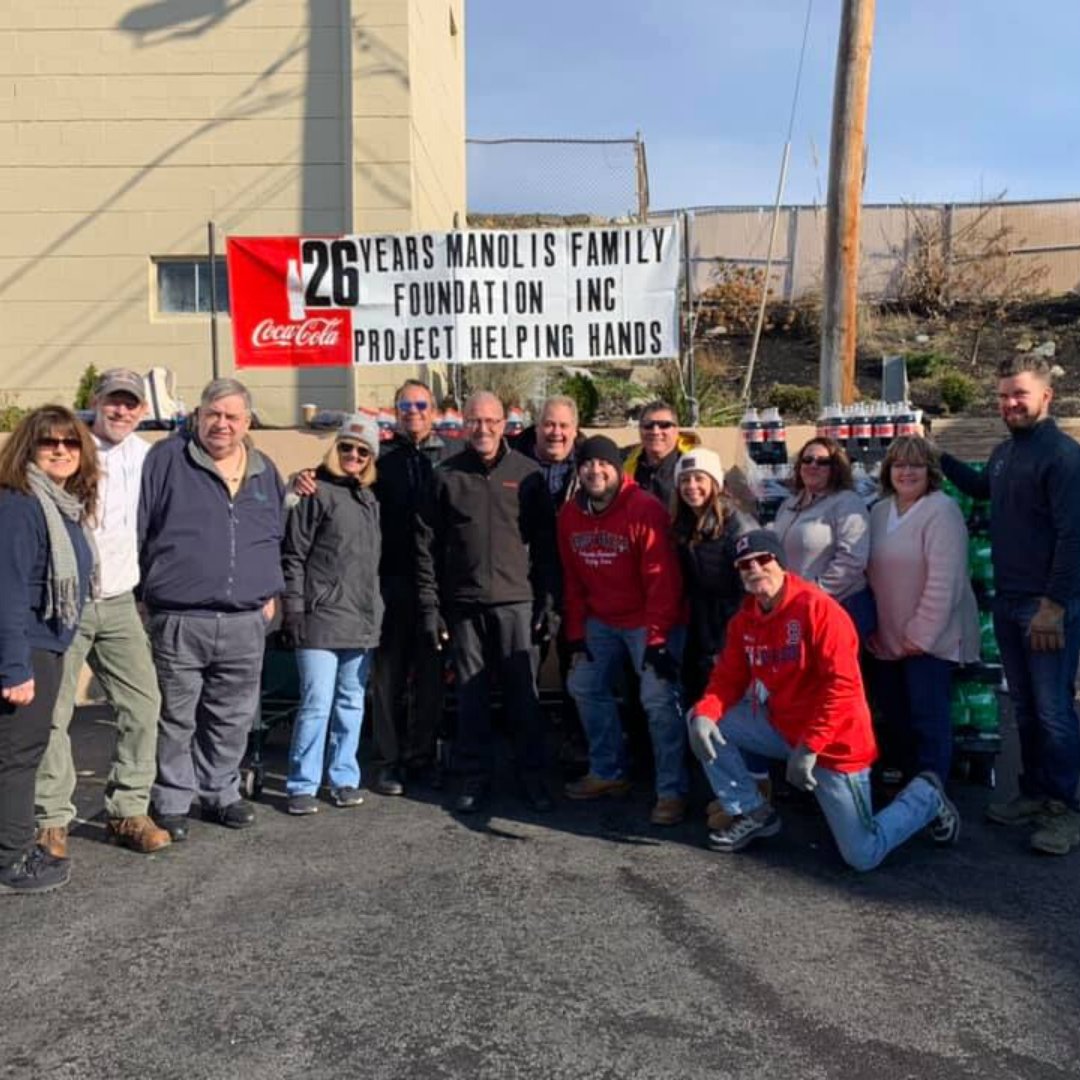 CokeNortheast's tweet photo. Coca-Cola Lowell once again supported Dracut House of Pizza and The Manolis Foundation with its annual #ProjectHelpingHands. 1600+ (😮!)Thanksgiving meals were put together and delivered to families in need. https://t.co/GSIGqgB8Gf