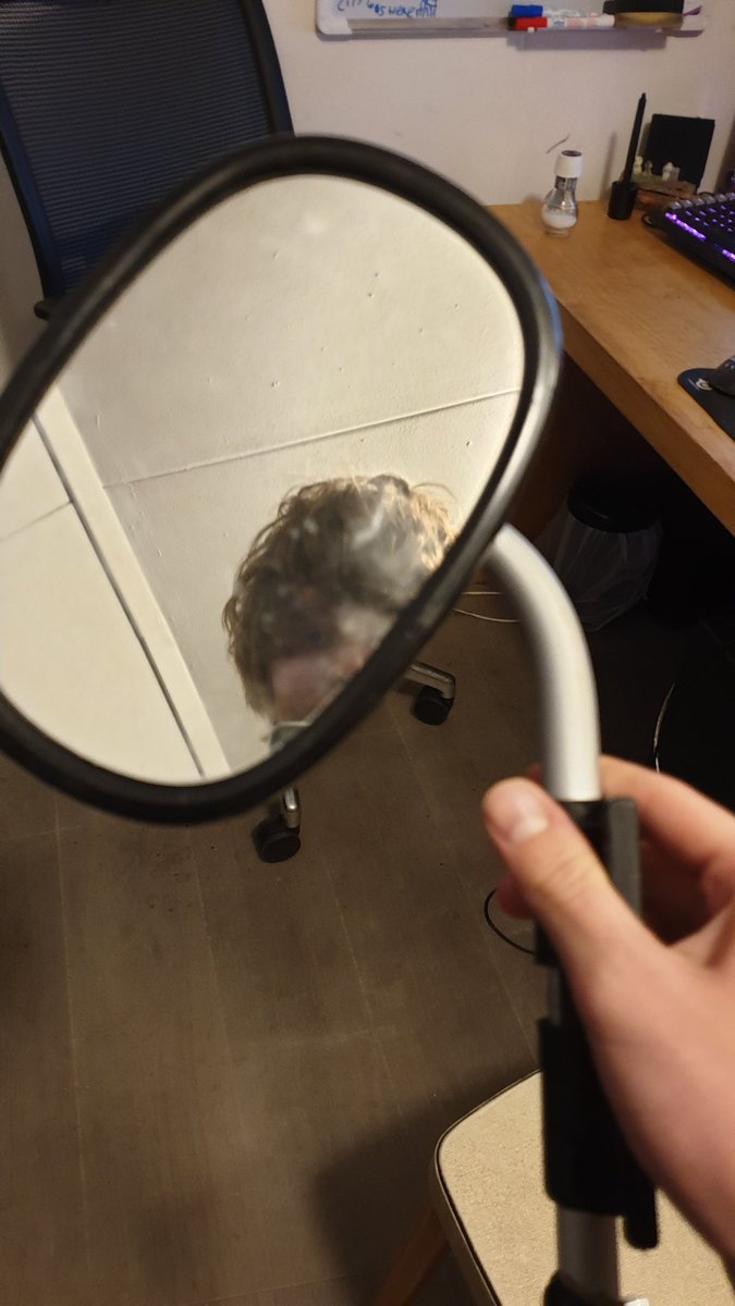 DeBoiten's tweet photo. Yo @daniellippens we zagen dat je spiegel eraf lag, wij zijn er voor je gozer https://t.co/Goxr4bpHGf