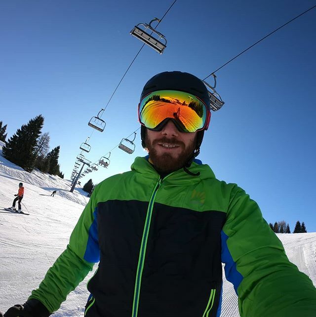 casadeirider's tweet photo. @scottsportsitalia mi protegge anche sugli sci, anche se c'è poco da peggiorare se sbatto la testa!!😁😁😁 @peterfill ho bisogno di 2 dritte anzi fai 10 😆😆😆
#raulrider #giornatatop #folgaria #sci #spazzaneve #lavalangasonoio https://t.co/BBMKJm0mT0 https://t.co/URb3R1Xp3q