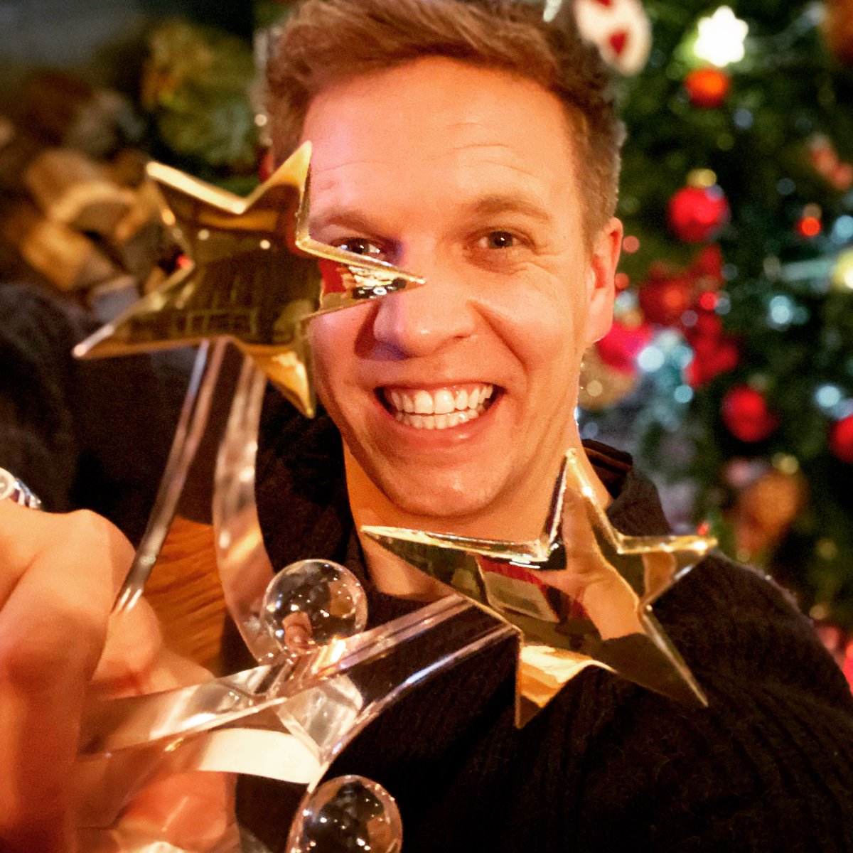 Hier wordt nen mens zó blij van... Veel ❤️ voor jullie ! Mijn dank is groot ! Bedankt voor alle liefde en vertrouwen ... doet zoveel deugd! 😘 Love you all 😘 #storyawards #mannaaronshart #favorietepresentator