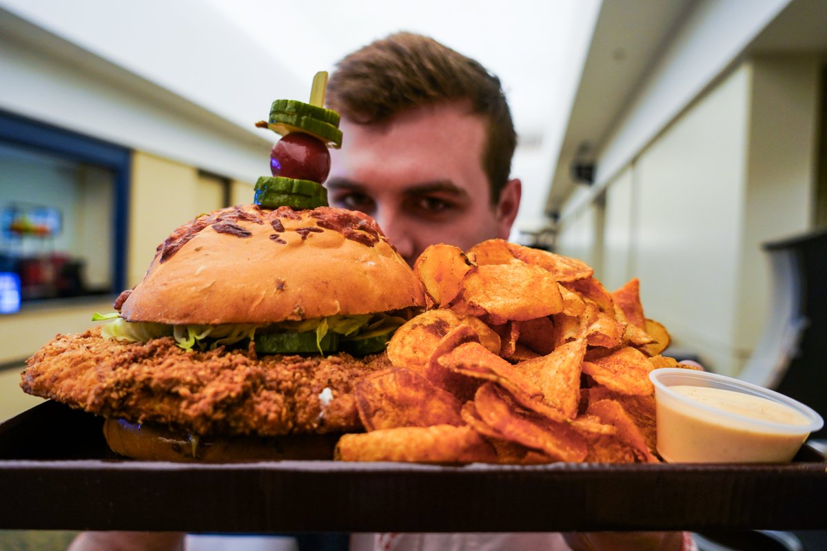 EsportsStadium's tweet image. The winner of our #BrandTheBun naming contest @FourDucks with the "Winner Winner Chicken Dinner" sandwich. 🐔

Get yours today at #ECS8 over at concessions!