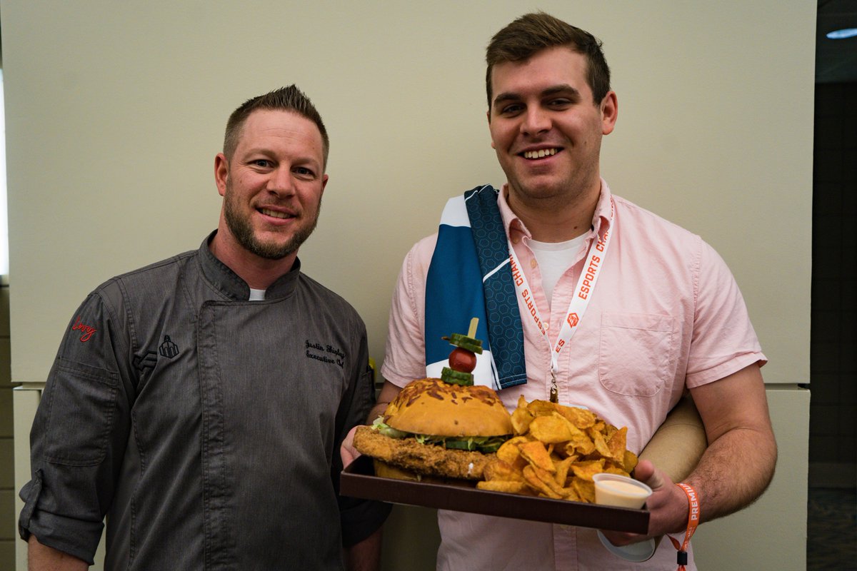 EsportsStadium's tweet image. The winner of our #BrandTheBun naming contest @FourDucks with the "Winner Winner Chicken Dinner" sandwich. 🐔

Get yours today at #ECS8 over at concessions!