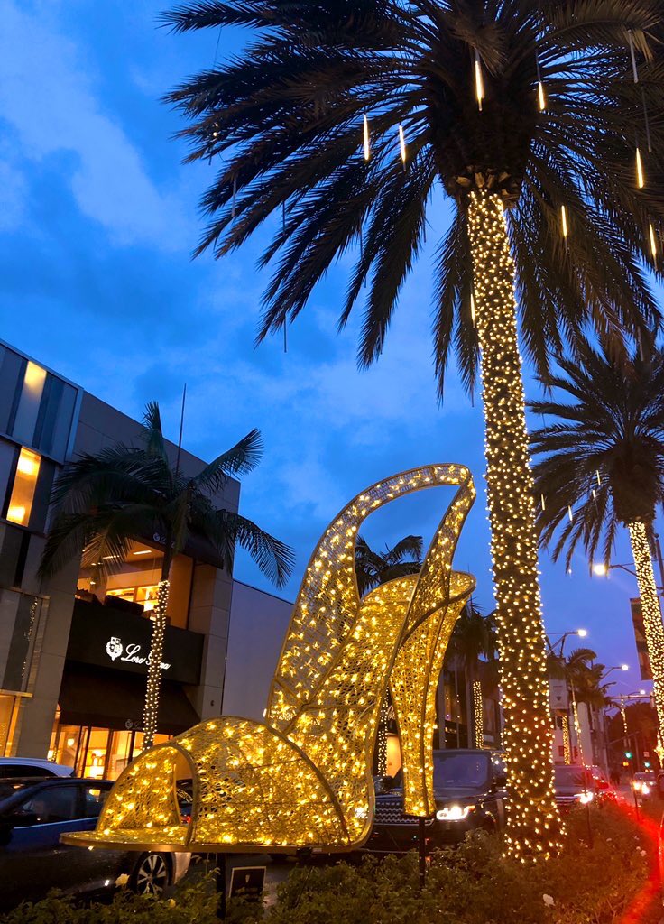 PersovskiSharon's tweet photo. Always nice to enjoy the decorative lighting features for the Holidays in Rodeo Drive and Beverly Hills. #RodeoDriveBH #LoveBH #CityofBH #holidays #lighting #decorations #lightingtree https://t.co/46i5hquYGU