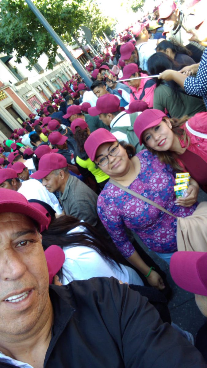 CEDmorenaXochim's tweet photo. Algarabía, entusiasmo, ambiente festivo en el corazón de la CDMX. Xochimilco presente #AMLOFest #1Diciembre #MorenaXochimilco https://t.co/vzfKTlAjsd