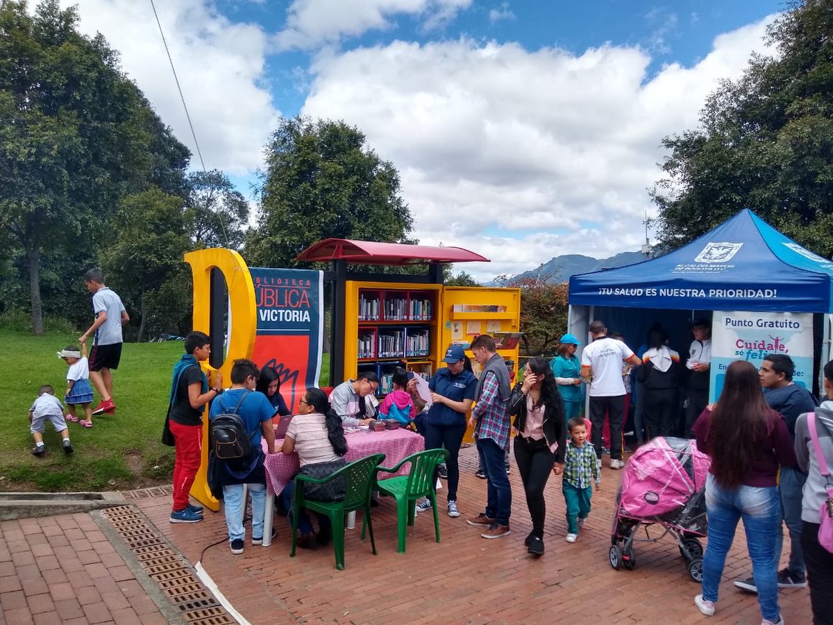 IDRD's tweet photo. Desde el parque Villa de los Alpes en la localidad de San Cristóbal, la comunidad disfruta de diferentes actividades recreodeportivas en el increíble #Festiparque👍🏻😉
#RecreaciónComunitaria https://t.co/My9PAFlAbE
