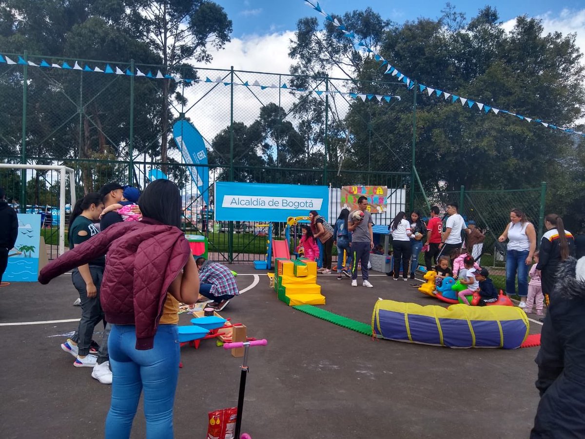 IDRD's tweet photo. Desde el parque Villa de los Alpes en la localidad de San Cristóbal, la comunidad disfruta de diferentes actividades recreodeportivas en el increíble #Festiparque👍🏻😉
#RecreaciónComunitaria https://t.co/My9PAFlAbE
