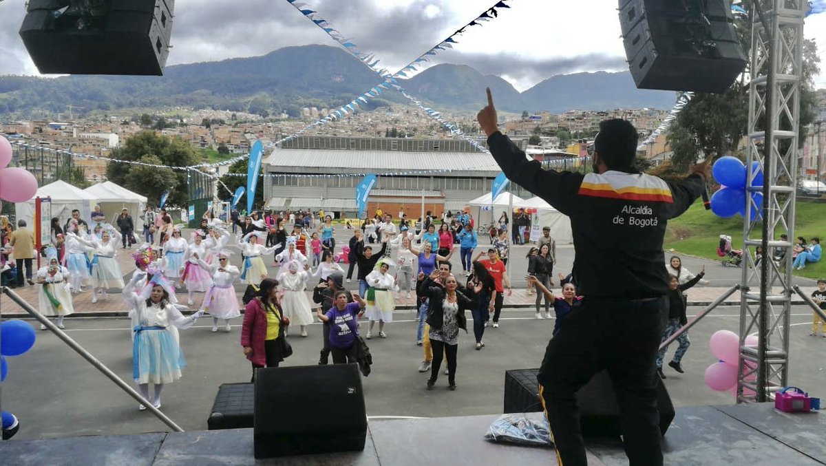 IDRD's tweet photo. Desde el parque Villa de los Alpes en la localidad de San Cristóbal, la comunidad disfruta de diferentes actividades recreodeportivas en el increíble #Festiparque👍🏻😉
#RecreaciónComunitaria https://t.co/My9PAFlAbE