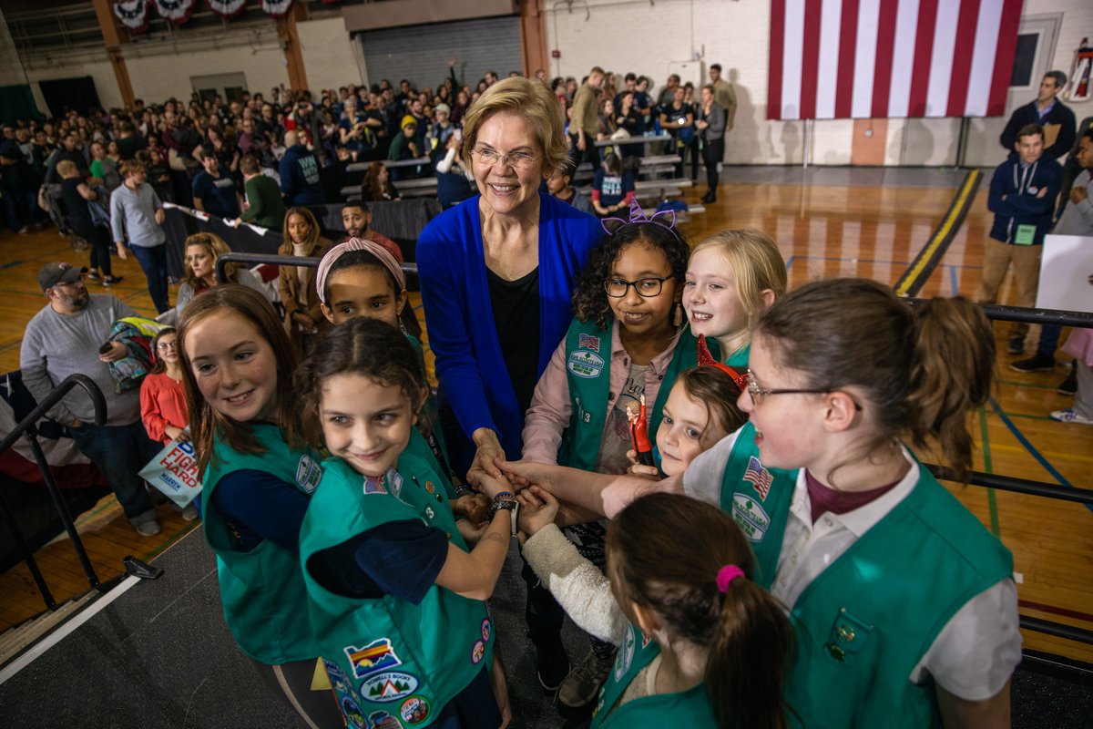 Elizabeth Warren poses with group of Girl Scouts after her town hall in Chicago.