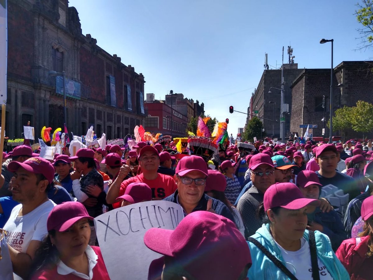 CEDmorenaXochim's tweet photo. Retumba la plancha del Zócalo  ¿Por qué creen? Claro... Ha llegado Xochimilco. #AMLOFest #MorenaXochimilco #XochimilcoPresente1D https://t.co/fbo5lrSfz4