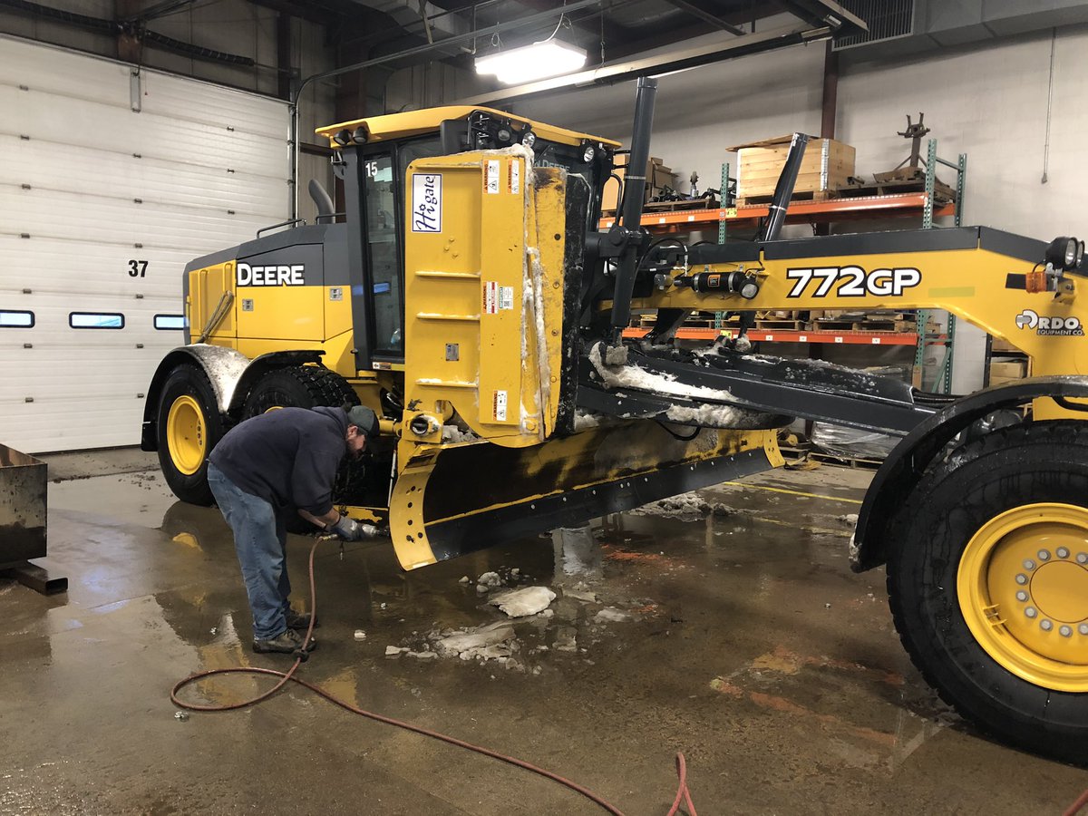 DustinHansen18's tweet photo. Teams from all across @CitySiouxFalls have been working hard around the clock since last Tuesday. Make sure to give them room to work and a 👍! #onesf https://t.co/mwhhH8i8Is