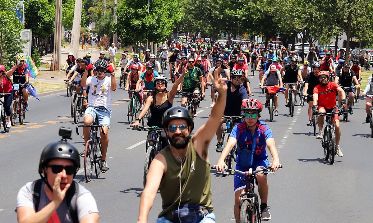RODRIGO_HENRY_'s tweet photo. CICLISTAS POR AV. LAS CONDES
COPYRIGHT.
DERECHOS RESERVADOS
#CICLISTAS #BICICLETAS #MANIFESTANTES #CUMPLEAÑOSPIÑERA #NOMASAFP #CHILEDECIDIO #ARRIBALOSQUELUCHAN https://t.co/aKfV8MU20m