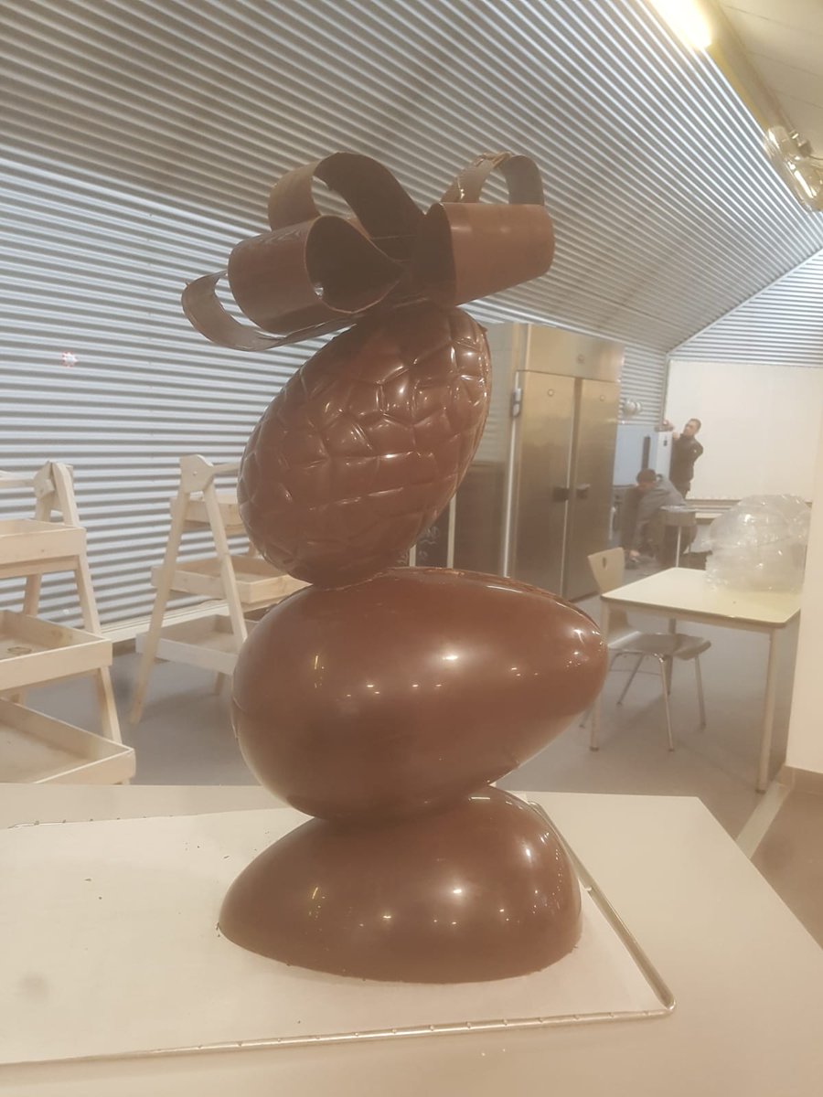 FevierOr's tweet photo. Sculpture réalisée par les cuisiniers d'air France avec le chocolat de Févier d'or
Magnifique ! #chocolat #airfrance  #sculpture https://t.co/xD39cGaC0Y