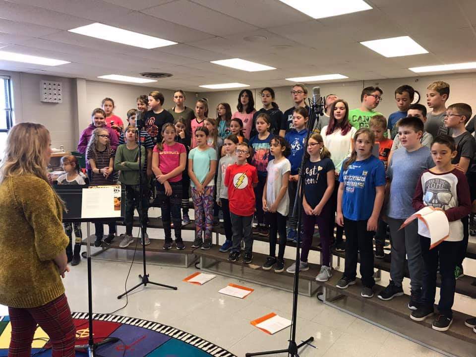 SCVM_MEMRAMCOOK's tweet image. Les élèves de l'école Abbey Landry sont en train d'enregistrer un disque de Noël qui sera prêt en décembre.  projet supporté par la Société Culturelle de la Vallée de Memramcook

#scvm #Chorale #memramcook #nouveaubrunswick  #canada #chanson #musique #acadie #noel