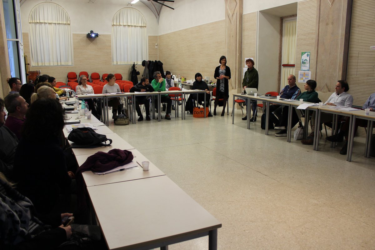 MusIntegrACCION's tweet photo. Al preludio musical siguieron nuevas mesas redondas y las conclusiones finales del encuentro, moderadas por @jcanohernandez, coordinador general del proyecto. El encuentro se cerró con la intervención de D. Simoncelli, directora del Istituto delle Arti de #Trento
@Erasmus_Project https://t.co/5t8RSUXHtf