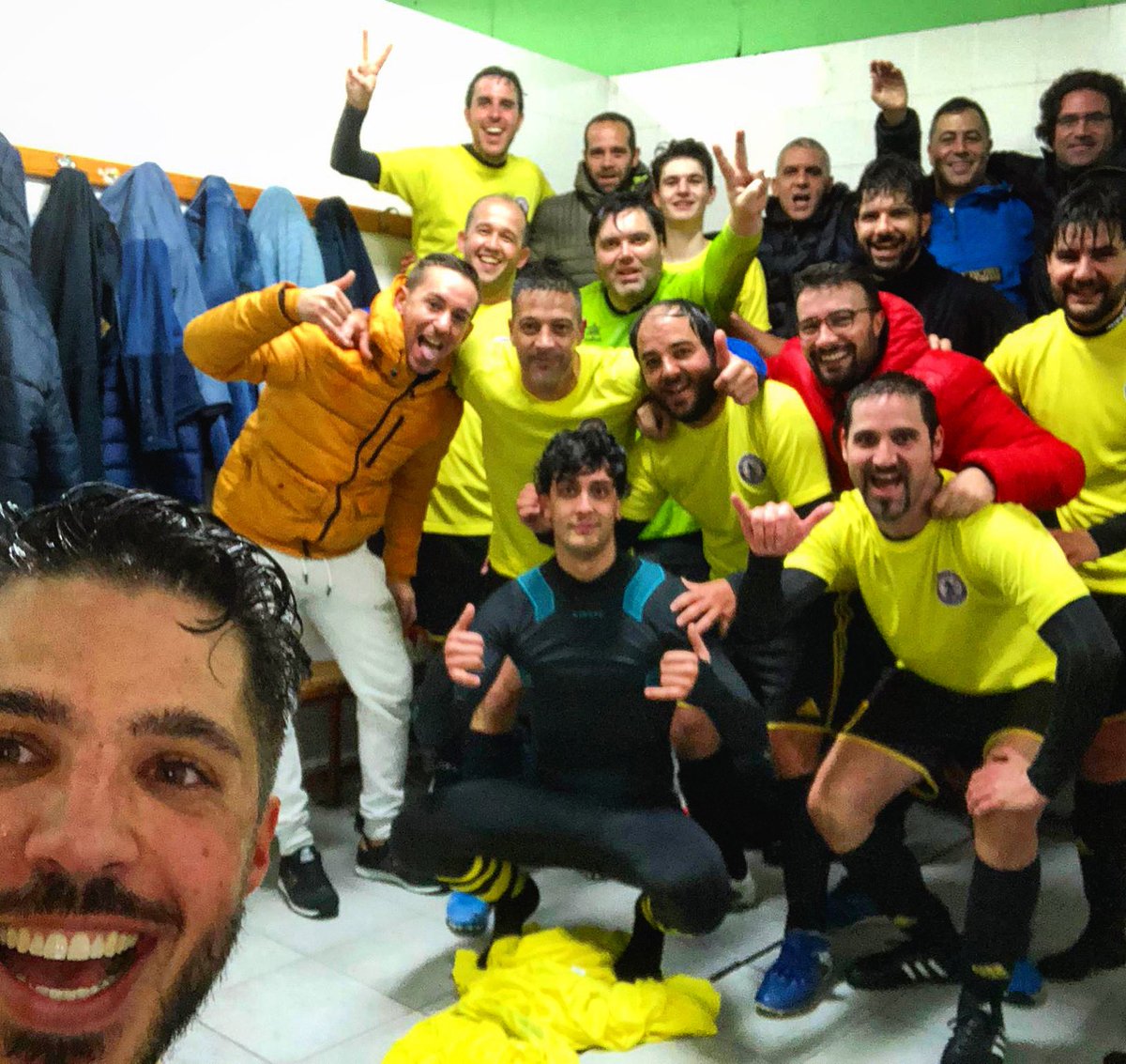 castillablackb's tweet photo. C. Black Bee 6-2 Luguillas
Victoria con buen fútbol de los nuestros. Marcaron Alvaro (3), Roberto González, Álex y @SergioMarugan https://t.co/SGlxerq520