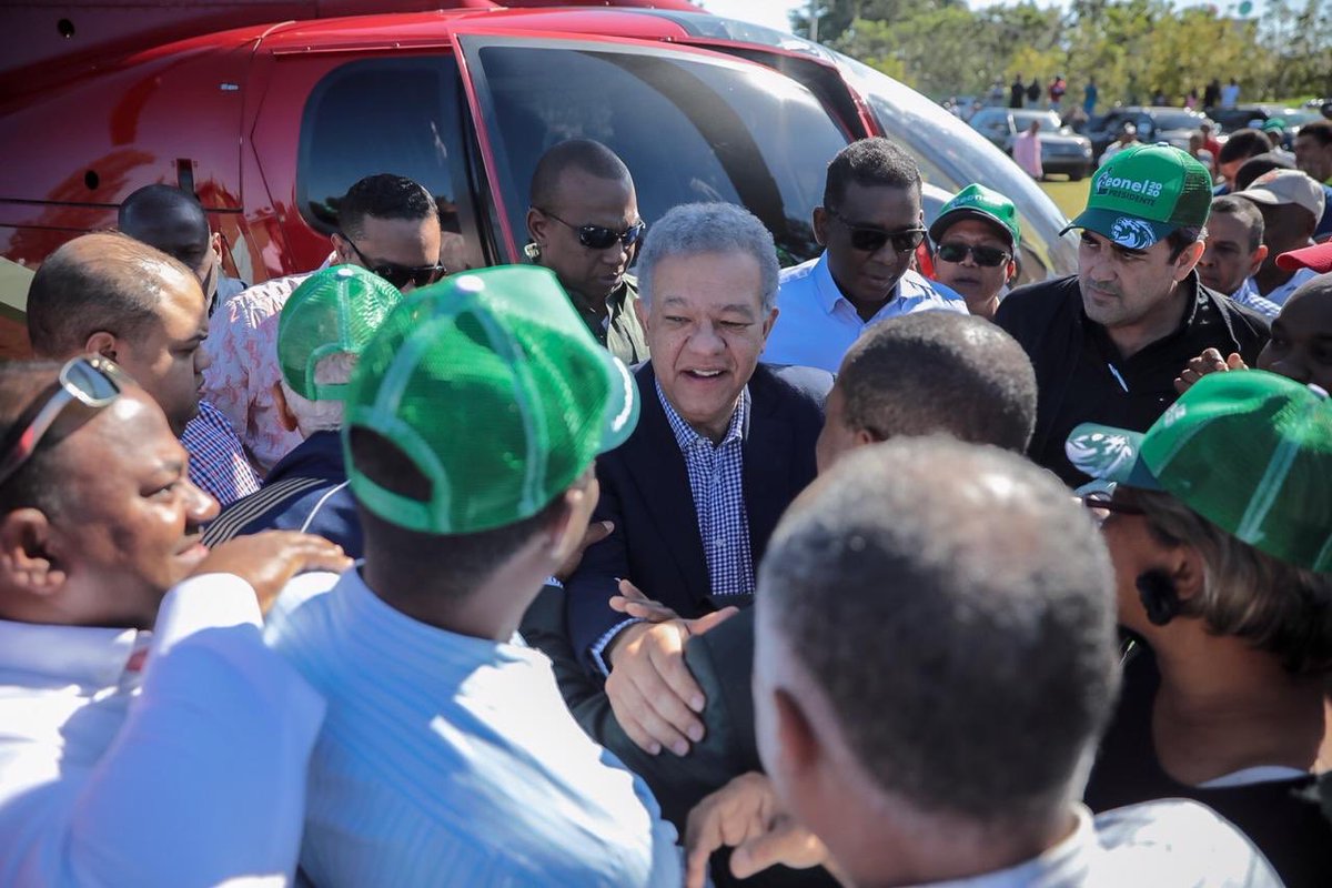 LeonelFernandez's tweet photo. Esta caravana de La Fuerza del Pueblo por la región sur, en apoyo a los candidatos a las elecciones municipales, inicia aquí, y no se detendrá hasta que logremos la victoria en febrero de 2020.

Gracias a la provincia Comendador por su apoyo y por recibirnos con tanto entusiasmo. https://t.co/78WhF4TZXx