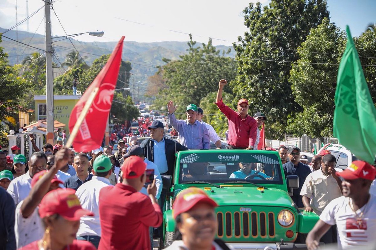 LeonelFernandez's tweet photo. Esta caravana de La Fuerza del Pueblo por la región sur, en apoyo a los candidatos a las elecciones municipales, inicia aquí, y no se detendrá hasta que logremos la victoria en febrero de 2020.

Gracias a la provincia Comendador por su apoyo y por recibirnos con tanto entusiasmo. https://t.co/78WhF4TZXx