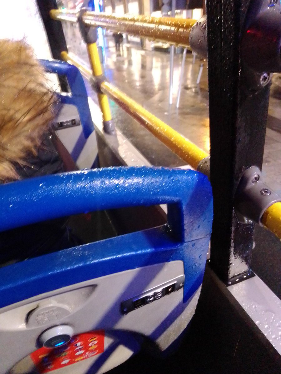 serranojexus's tweet image. Una gran desgracia de servicio el #Naviluz en #Madrid de @ALSA_Autobuses No suspenden a pesar de la lluvia por supuestamente contar con buses con "techo". Subes y los asientos y el suelo son unas piscinas. Sin importar lo que hagas para resguardarte acabas empapado.