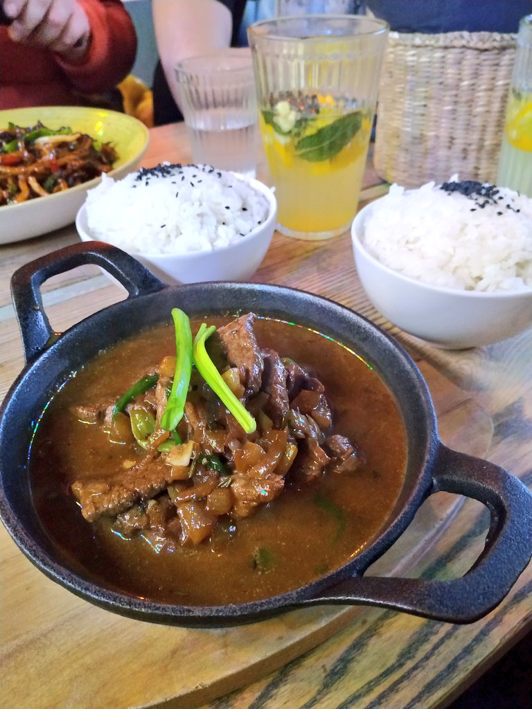 strilinga's tweet photo. am i eating well? yes i am #garlicbeef #foodislife https://t.co/a4y2kWaG2C