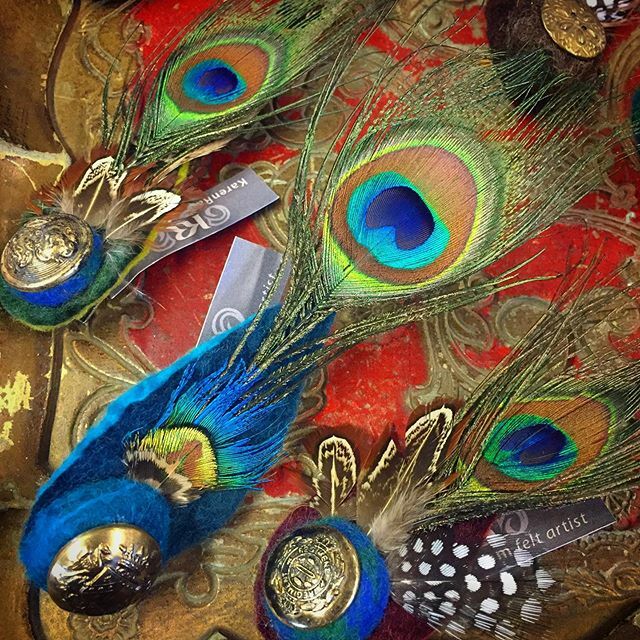 It’s been a fabulous feather frenzy at my Brighton fairs this weekend. Thank you @laurenhayespaper for organising a super fair today. My last fair of the year is @thefairytalefair atThe Open Market next Sunday #peacock #peacockfeather #feathercorsage #fe… ift.tt/2LbLZNY