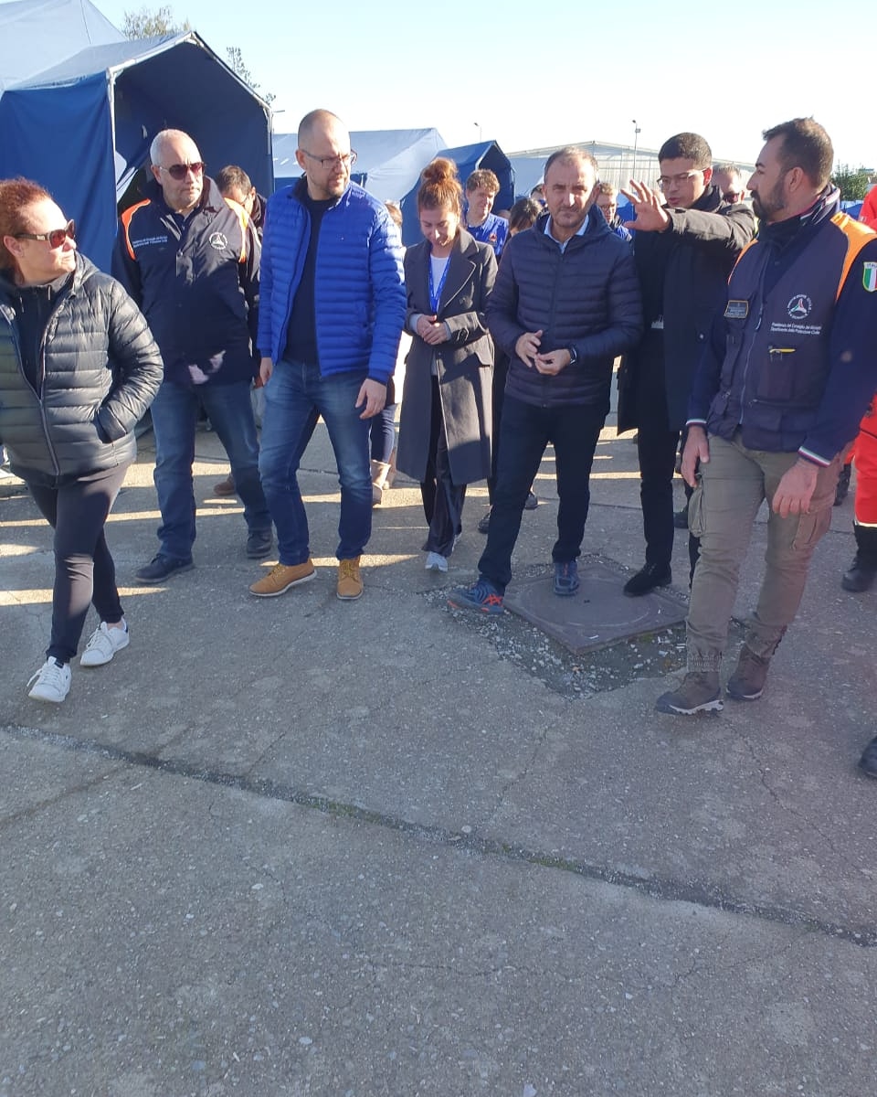 HBonati's tweet photo. Me ambasadorin e BE-së në Tiranë, z.Soreca gjatë vizitës në kampin e ngritur në Vorë për t'i ardhur në ndihmë banorëve të prekur nga tërmeti. Z. Soreca theksoi gatishmërinë për mbështetje në këtë moment të vështire për vendin tonë. https://t.co/YoQz8nIA5w