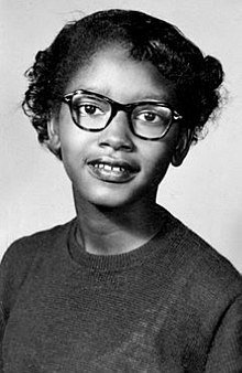 #ClaudetteColvin fu la prima afroamericana a rifiutarsi di cedere il suo posto in autobus. Era il 2 marzo 1955. Poi seguì #RosaParks. Rosa era regolarmente sposata, piú facilmente accettabile anche come ribelle. Claudette era incinta e aveva 15 anni.