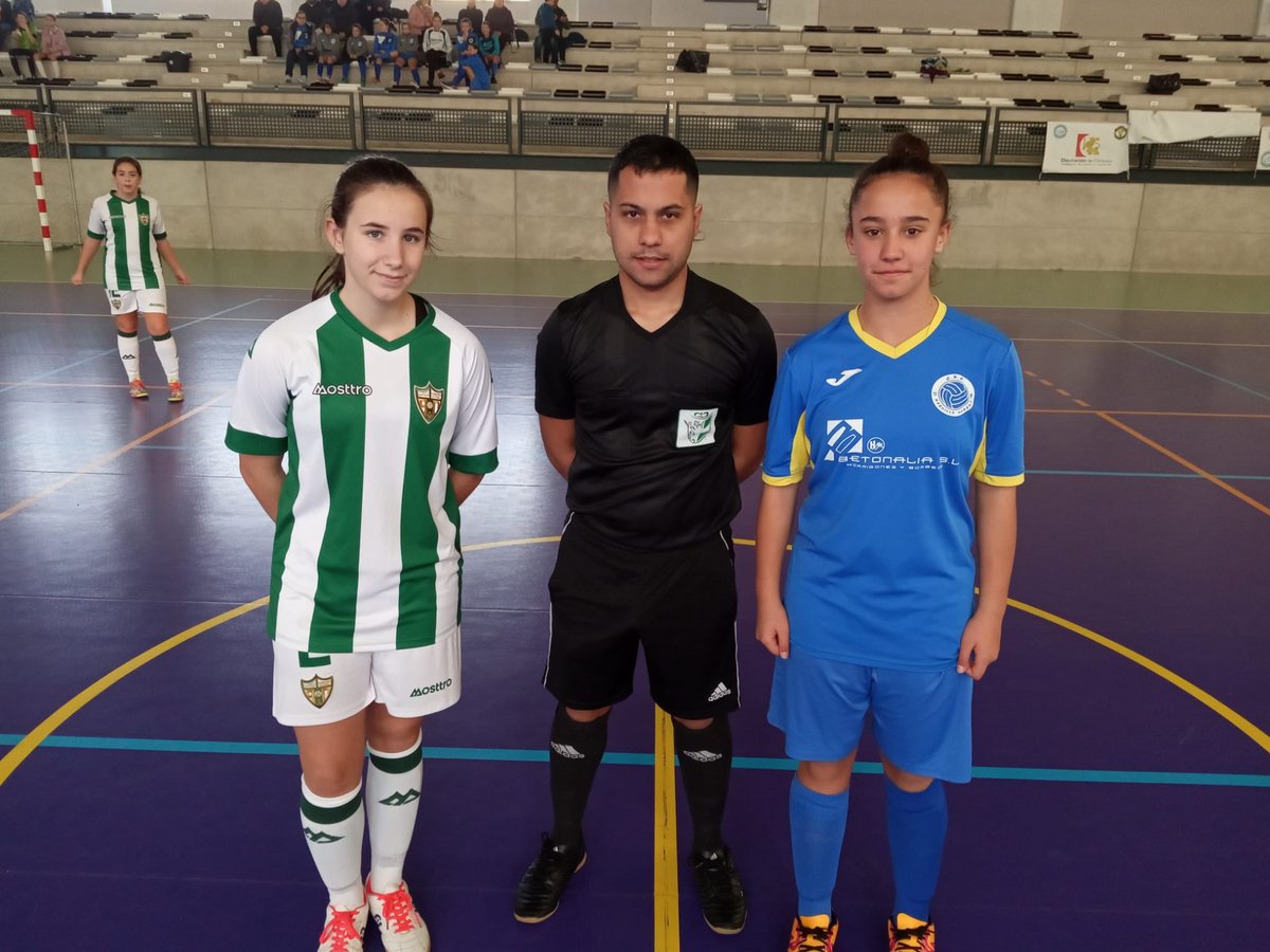Esta mañana de domingo, disfrutando de la concentración de futsal femenino que se ha celebrado en Doña Mencía, organizado por la Delegación cordobesa de fútbol y fútbol sala.
Nuestras peques siguen trabajando en su formación.
#aganasnadienosgana
#futsalfemenino
#unetealfemenino