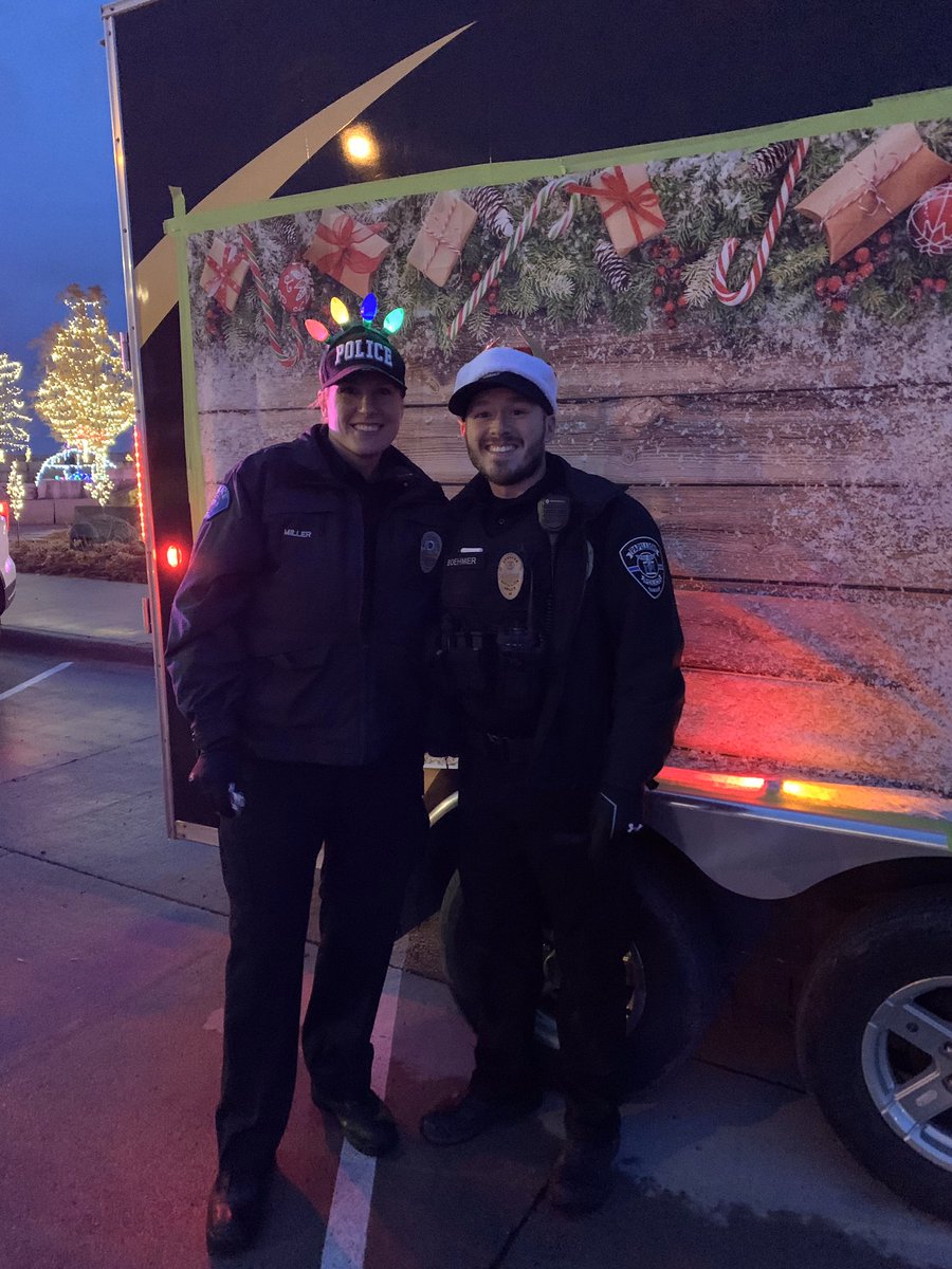 ofcdmiller15085's tweet photo. Candy Cane with a Cop for toy donations was a success at the Winter Wonderland in @CityofPapillion. Hope the kiddos have a wonderful Christmas. @papillionpolice @SarpySheriff @lavistapolice @BellevuePolice #ChristmasSeason https://t.co/AxhXOxRJ54