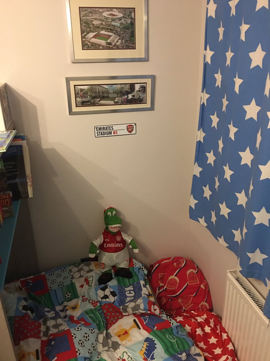 RobBullivant's tweet photo. @MrNigelMitchell @thedavidseaman @JuniorGunners @Arsenal @Gunnersaurus 25 years of what could have been! 😂 What rubs it in even more though is that I have to face him at the end of my boys bedroom every night i tuck him into bed 🤦🏼‍♂️ 🦍 https://t.co/yWEJNFsdJI