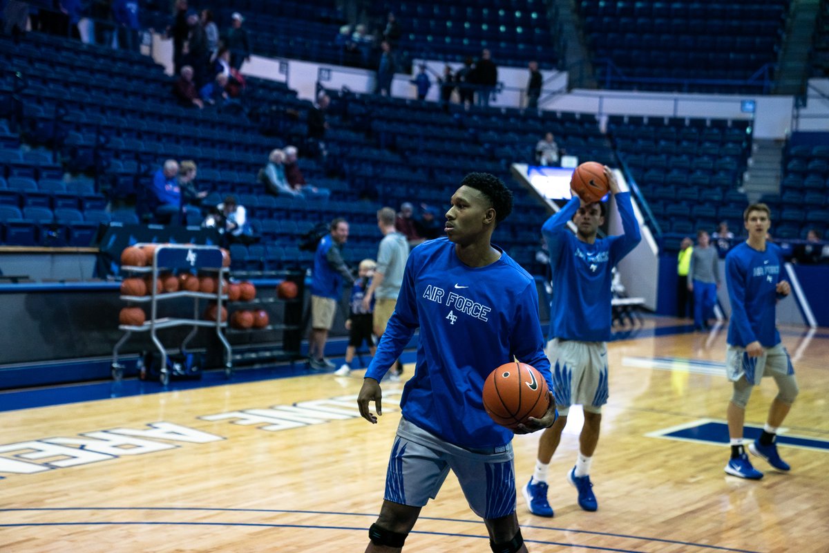 AF_MBB's tweet photo. 15 minutes till tip! 

#LetsFly⚡️ https://t.co/FlaVKHiPsu