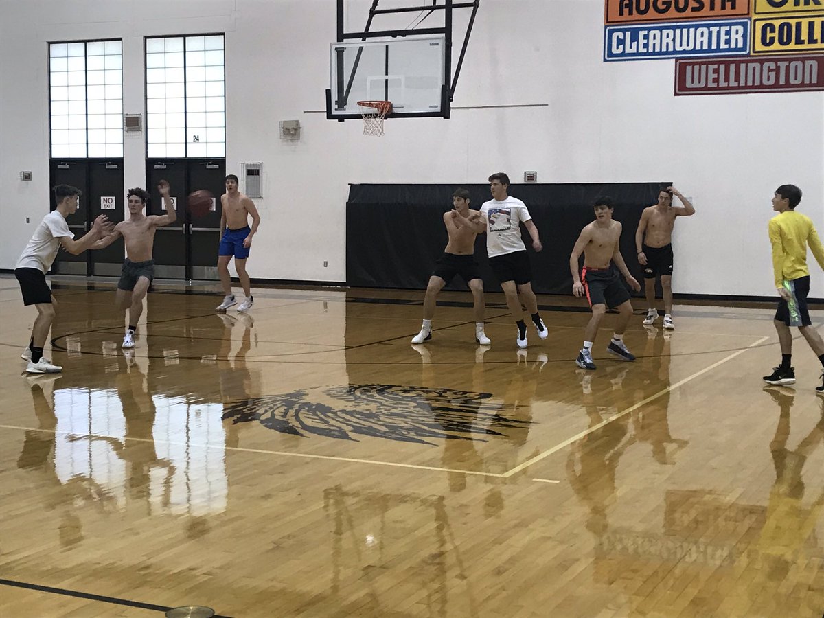 buck3jb's tweet photo. Less than 24hrs after winning 3A state football, these guys show up to voluntary Sunday shoot-around and get a pickup game organized to “break off the rust” before their first practice tomorrow. Honestly, I don’t think they sit still long enough for any rust to form
#Leadership https://t.co/I4ArpJvJCm