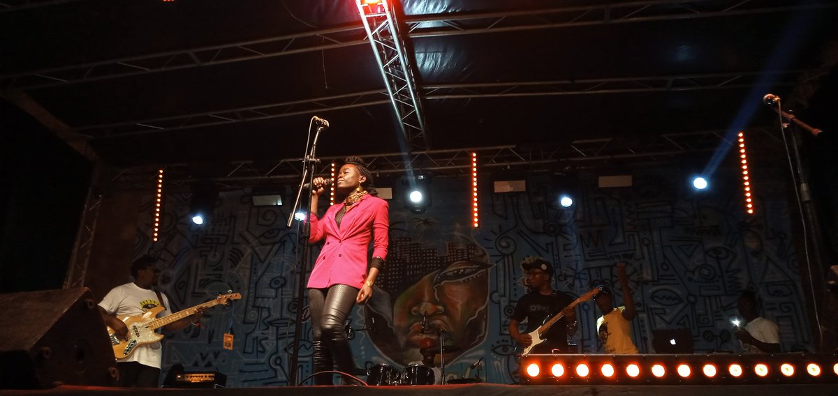 Bimstr237's tweet photo. Quoi qu'on dise, le live demeurera toujours magique massah. La guitare, le piano, et less batteries!!!

#ADANGO met du show en ce moment. @domafest 2019

#237RaisonsDexceller
#TT237 https://t.co/V8kzs4SgEk