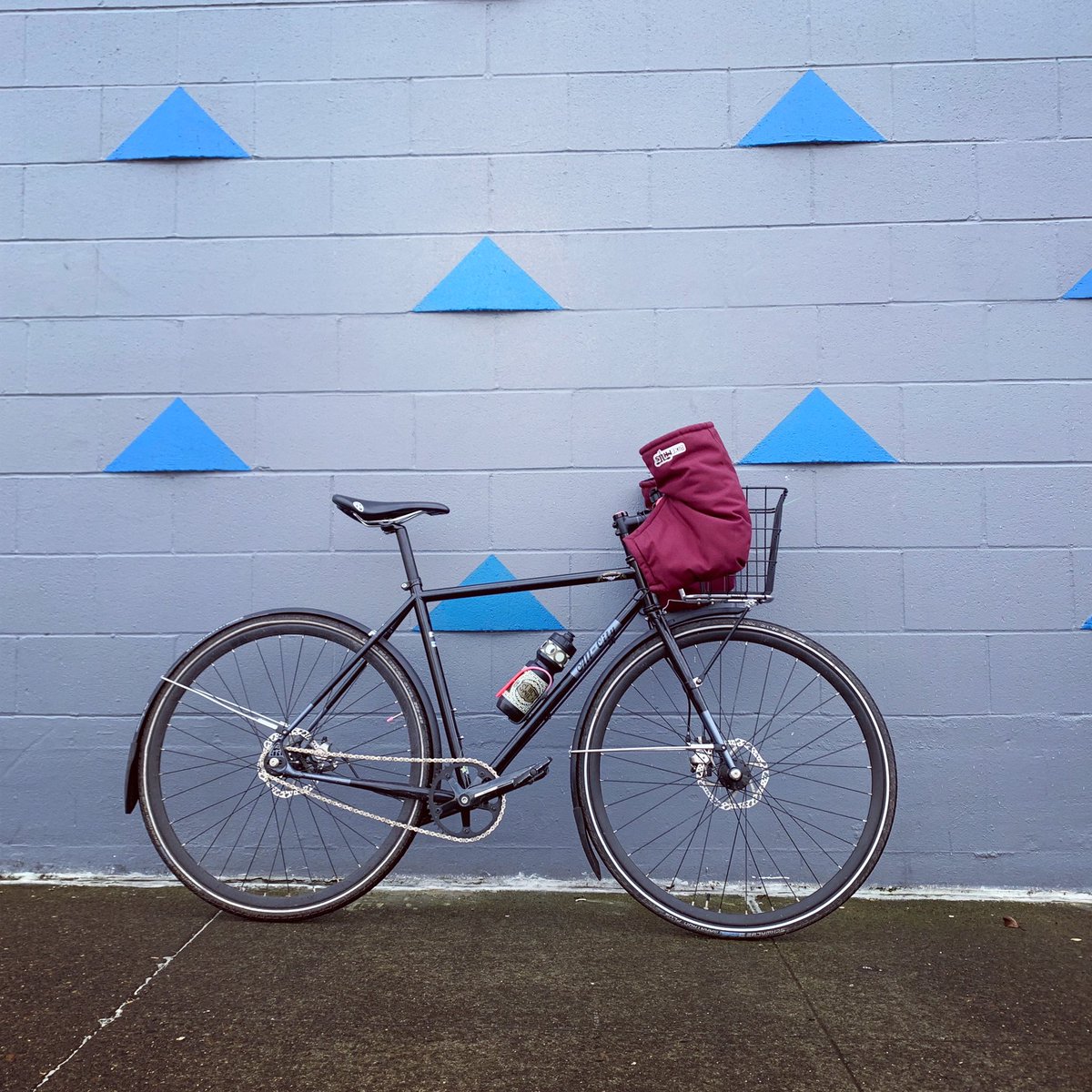familyride's tweet photo. Yesterday at #BikeCraft (TODAY 12-6 at DOUBLETREE PORTLAND) I learned that my @portlandpogies work on drop bars! (Also, just attach them upside down to ride in the drops with them.)
All this time I thought there were two different models based on bar type. https://t.co/hieeVJ7ZJK