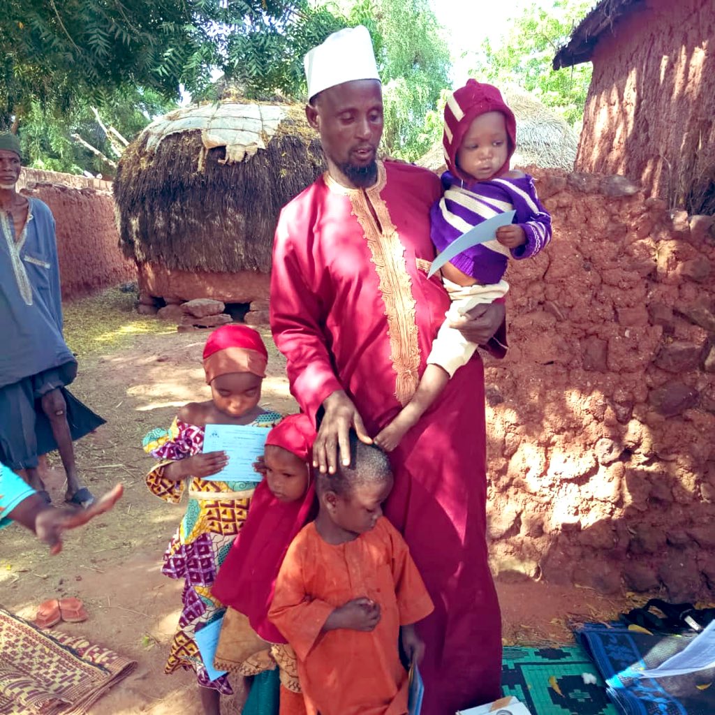M_AdabaSoyemi's tweet photo. With the intervention of our @UNICEFC4D team, 6-yr old Umaira Murtala who went blind from #measles disease & her siblings who had never been vaccinated got their measles/#meningitis-A shots in #Yaurawa, #Bodinga LGA, #Sokoto state.
πΈ: aisha aminu zango
@UNICEF_Nigeria @gavi https://t.co/9ruU8wIiKa