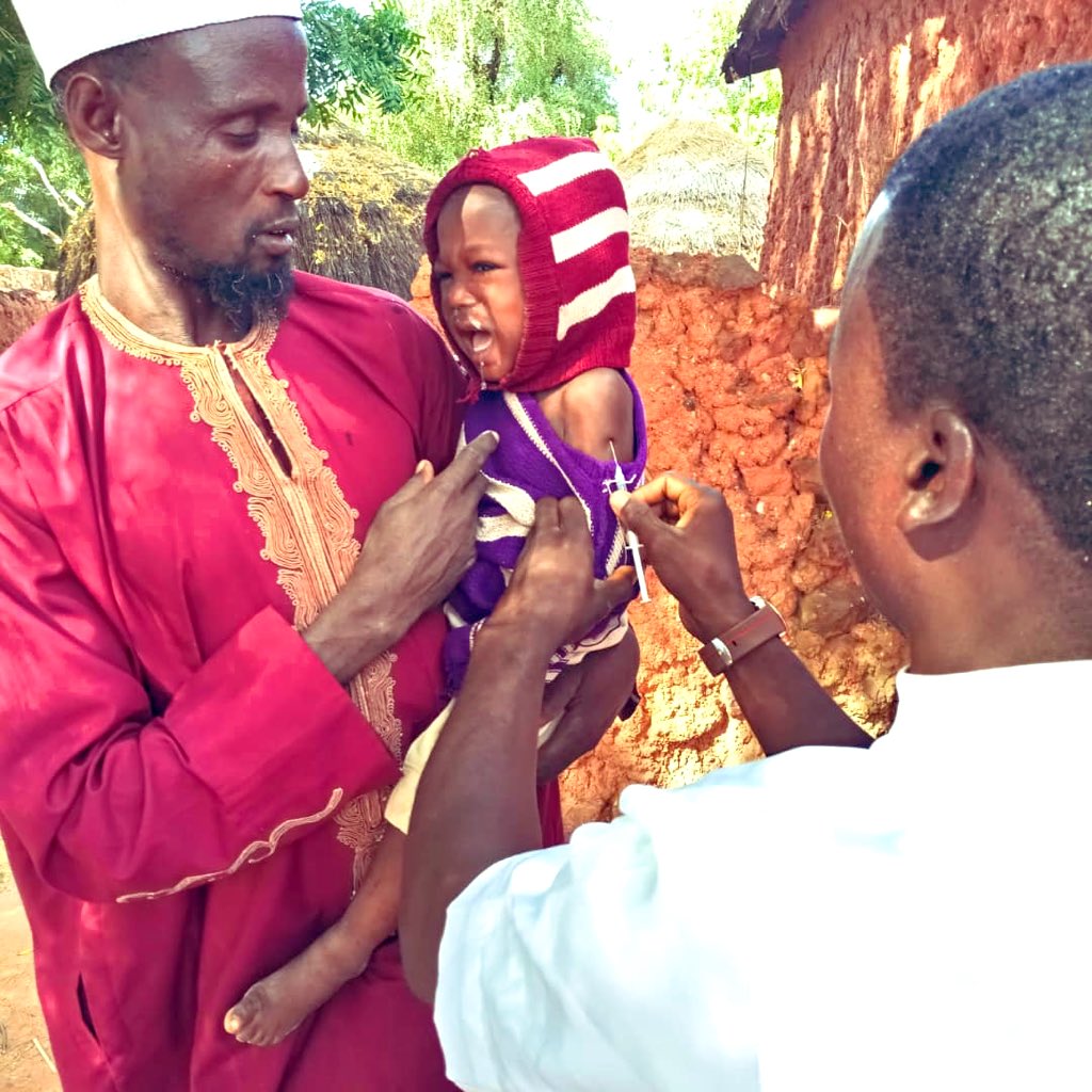 M_AdabaSoyemi's tweet photo. With the intervention of our @UNICEFC4D team, 6-yr old Umaira Murtala who went blind from #measles disease & her siblings who had never been vaccinated got their measles/#meningitis-A shots in #Yaurawa, #Bodinga LGA, #Sokoto state.
πΈ: aisha aminu zango
@UNICEF_Nigeria @gavi https://t.co/9ruU8wIiKa