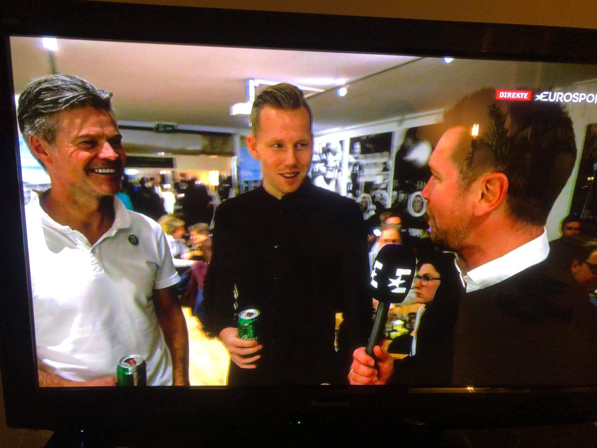 MathiasMacody's tweet photo. Jeg er ikke hysterisk ift alkohol og idrett, men det er sikkert mange små gutter og jenter som sitter og ser Fotballkveld. Husk, spillere og trenere, dere er forbilder. Dere klarer å gjøre et tre minutter langt intervju uten å drikke øl! #ESNball https://t.co/3nMtvK21kO