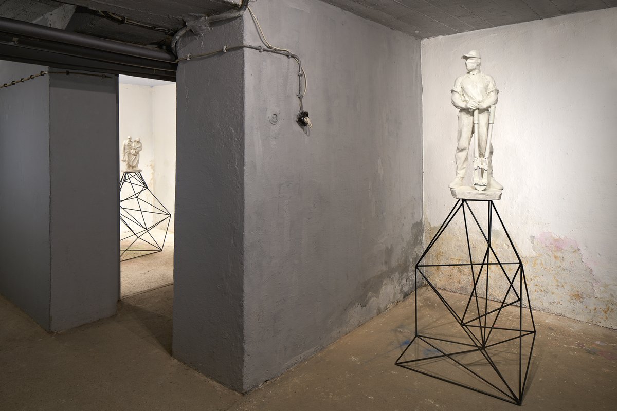 PKarous's tweet photo. Na mojí výstavě "Velká mostecká stávka" v mostecké galerii Bunkr uvidíte do 10. 12. např. sochu "Utečenci hledají cestu na Google Maps" Komentovka bude 7. 12. více na vhttp://www.ghmp.cz/doprovodne-akce/5320-vetrelci-a-volavky-s-ghmp-komentovane-prochazky-s-pavlem-karousem/ https://t.co/MeifmNnq8w