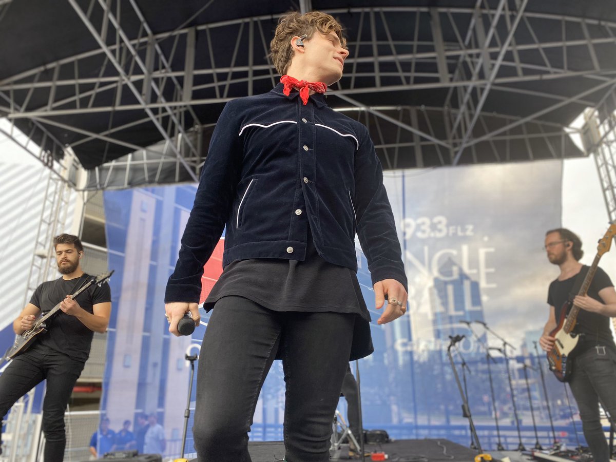 933FLZ's tweet photo. Tell meeeeee how @spencermusic IS PERFECTION! Performing live NOW at the #FreeShowPreShow! #FLZJingleBall https://t.co/e7MRlPHCZZ