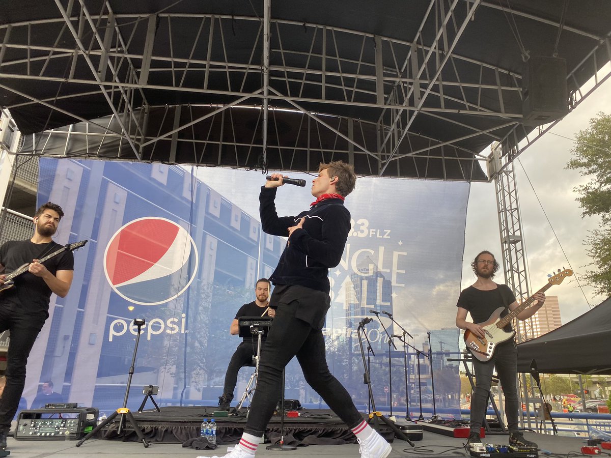 933FLZ's tweet photo. Tell meeeeee how @spencermusic IS PERFECTION! Performing live NOW at the #FreeShowPreShow! #FLZJingleBall https://t.co/e7MRlPHCZZ