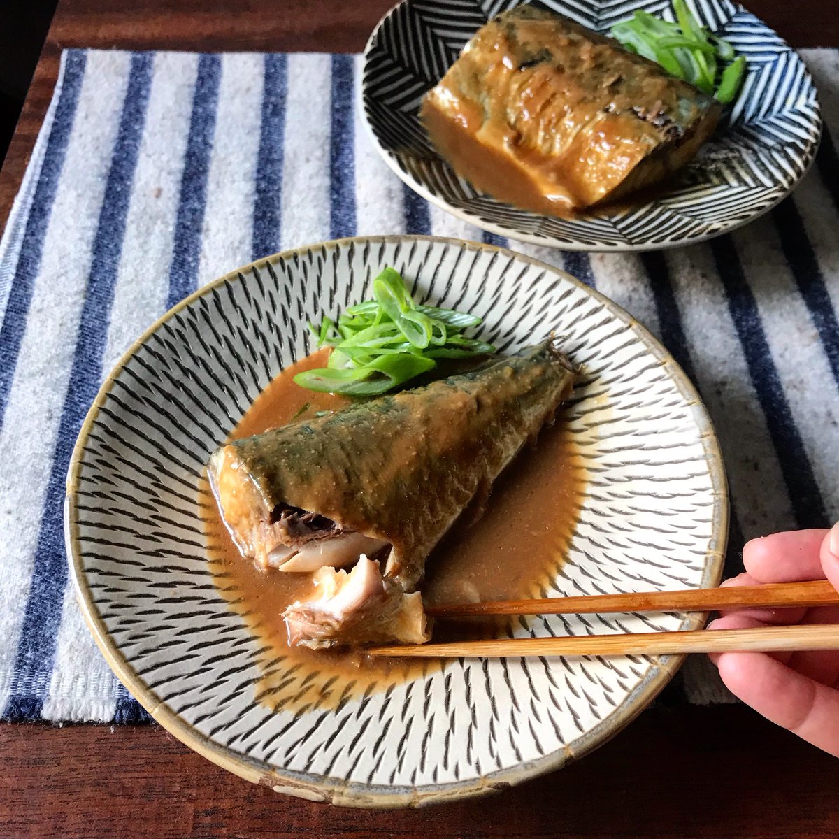 山本ゆり Syunkon レンジは600w 騙されたと思って1回試して 世界一簡単なサバのみそ煮 耐熱容器に 砂糖 みそ みりん 酒各大さじ1 水大さじ2 チューブ生姜1cm をよく混ぜサバ2切れを皮を下にいれる ふわっとラップで3分チン 裏返して冷ます