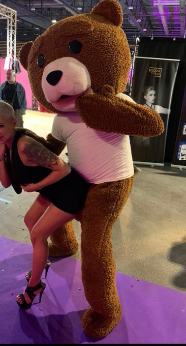 @EROSEXPO @EROFEST1  Salon de l'&eacute;rotisme de lyon 😅🤣💕 https://t.co/P2CjB0bccB<a class="tags" target="_blank" title="On Twitter" href="/?out=eyJ0eXAiOiJKV1QiLCJhbGciOiJIUzUxMiJ9.eyJpYXQiOjE3MjEzNTM3MDgsImlzcyI6InR3cG9ybnN0YXJzLmNvbSIsIm5iZiI6MTcyMTM1MzcwOCwiZXhwIjoxNzUyODg5NzA4LCJyZWRpcmVjdF91cmwiOiJodHRwczovL3R3aXR0ZXIuY29tL0VST1NFWFBPIn0.szgzUGsKtRUzCA3-Xi76v5ZChYGpvWeNU55-BenHk5phfOvNZg_J0IOPCwS6-WiIxq2-Bjdc37nLbX501LJNZw">@EROSEXPO</a><a class="tags" target="_blank" title="On Twitter" href="/?out=eyJ0eXAiOiJKV1QiLCJhbGciOiJIUzUxMiJ9.eyJpYXQiOjE3MjEzNTM3MDgsImlzcyI6InR3cG9ybnN0YXJzLmNvbSIsIm5iZiI6MTcyMTM1MzcwOCwiZXhwIjoxNzUyODg5NzA4LCJyZWRpcmVjdF91cmwiOiJodHRwczovL3R3aXR0ZXIuY29tL0VST0ZFU1QxIn0.Mp_QCfOwfRwwQun1f8oLbQfLra0aLWDeqELawXU9uWWV1khwZd-rWZu8YW3DkPnwbpdJHEAalGWR1dbf0UTM1g">@EROFEST1</a>