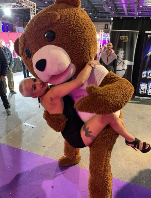 @EROSEXPO @EROFEST1  Salon de l'&eacute;rotisme de lyon 😅🤣💕 https://t.co/P2CjB0bccB<a class="tags" target="_blank" title="On Twitter" href="/?out=eyJ0eXAiOiJKV1QiLCJhbGciOiJIUzUxMiJ9.eyJpYXQiOjE3MjEzNTM3MDgsImlzcyI6InR3cG9ybnN0YXJzLmNvbSIsIm5iZiI6MTcyMTM1MzcwOCwiZXhwIjoxNzUyODg5NzA4LCJyZWRpcmVjdF91cmwiOiJodHRwczovL3R3aXR0ZXIuY29tL0VST1NFWFBPIn0.szgzUGsKtRUzCA3-Xi76v5ZChYGpvWeNU55-BenHk5phfOvNZg_J0IOPCwS6-WiIxq2-Bjdc37nLbX501LJNZw">@EROSEXPO</a><a class="tags" target="_blank" title="On Twitter" href="/?out=eyJ0eXAiOiJKV1QiLCJhbGciOiJIUzUxMiJ9.eyJpYXQiOjE3MjEzNTM3MDgsImlzcyI6InR3cG9ybnN0YXJzLmNvbSIsIm5iZiI6MTcyMTM1MzcwOCwiZXhwIjoxNzUyODg5NzA4LCJyZWRpcmVjdF91cmwiOiJodHRwczovL3R3aXR0ZXIuY29tL0VST0ZFU1QxIn0.Mp_QCfOwfRwwQun1f8oLbQfLra0aLWDeqELawXU9uWWV1khwZd-rWZu8YW3DkPnwbpdJHEAalGWR1dbf0UTM1g">@EROFEST1</a>