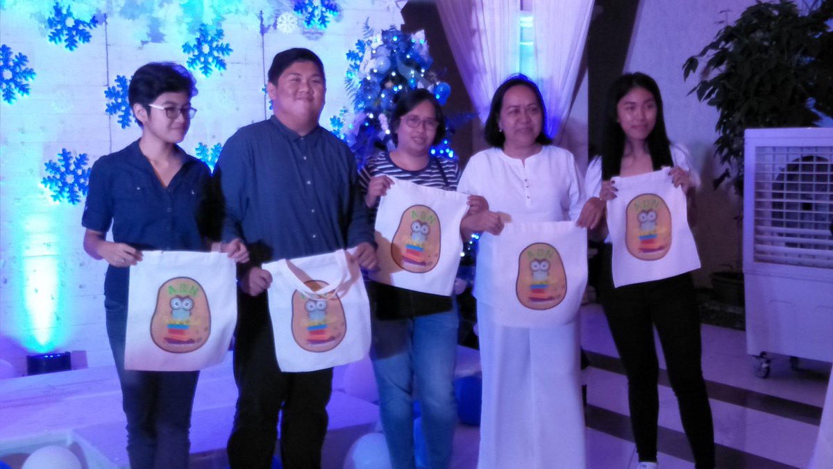 Sweet serendipity 😊 the <a href="/ADNTeam_Ageless/">#ADNScholarshipDrive</a> scholars won the <a href="/ADNBookClub/">ADNBookClub ᴬᴰᴺ</a> patatas bags in the raffle! Thank you <a href="/ADNChristmas/">ADNChristmas 2019</a> for a great evening! Merry Christmas! 😊😊😊
#ALDUBxADNSeasonsOfLove