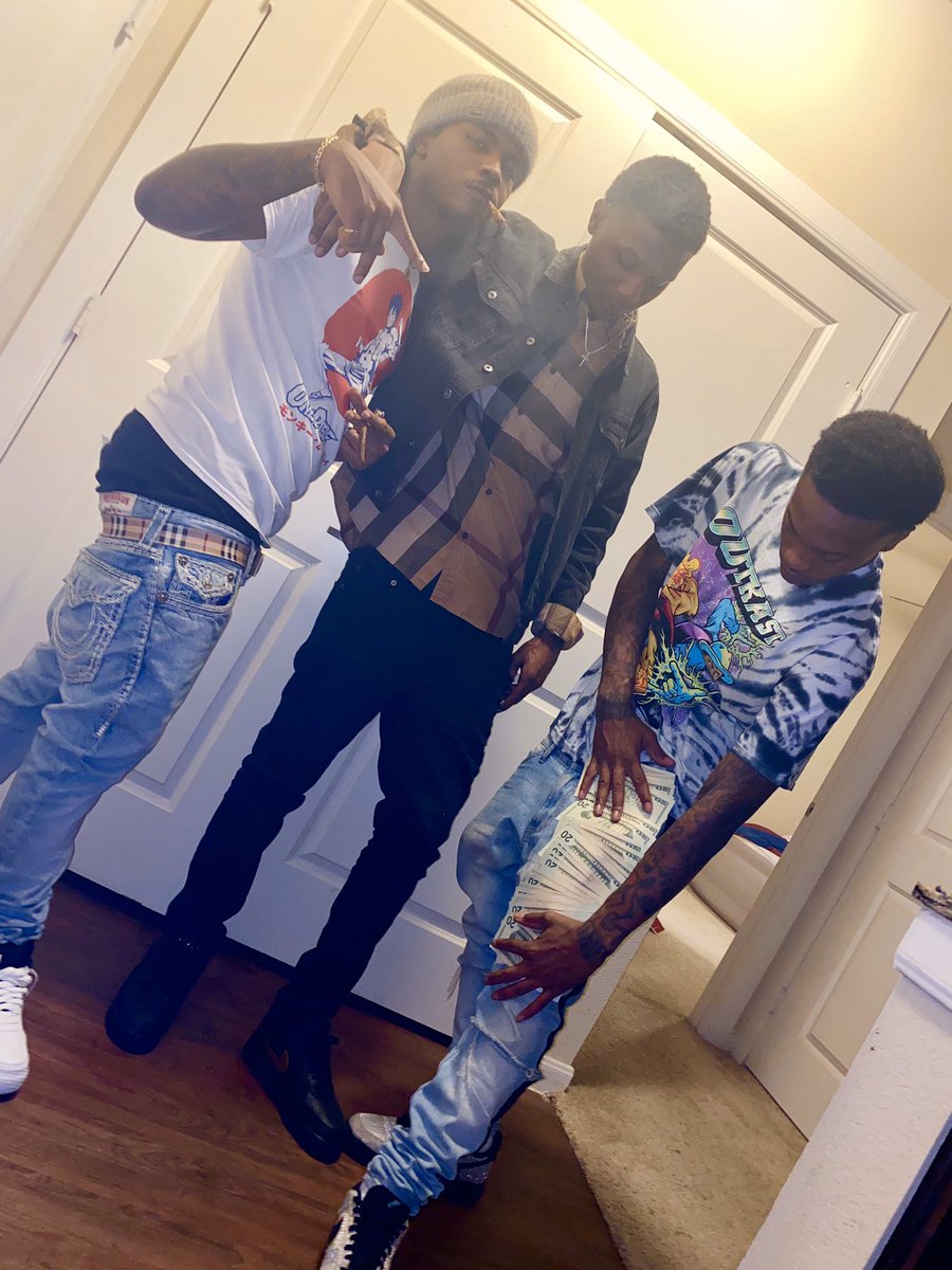 TonyToneCBFW's tweet photo. These Niggaz Just Shouldโve Been My Bloodline, I Swear I Love These Niggaz #BIGAZ ๐ https://t.co/wMxOQiNEpc