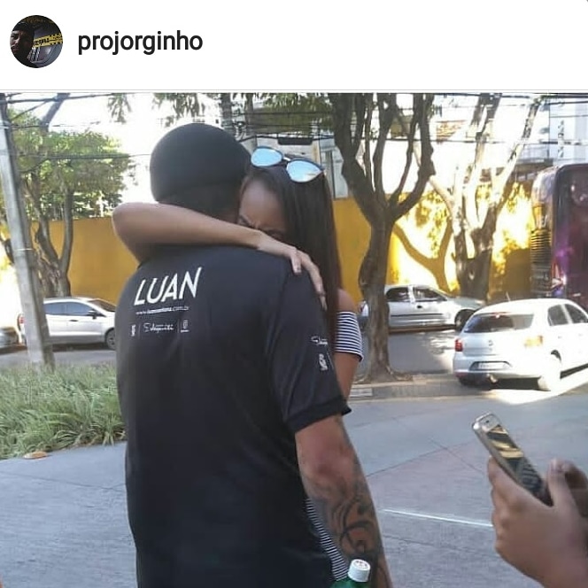 carolsobrinh0's tweet photo. São exatos 1 ano e 6 meses acompanhando seu trabalho de pertinho. Essa foto é pra mim uma das melhores lembranças que guardo da sua jornada na banda ls. És um grande exemplo na minha vida e te admiro bastante! Saudades #LuanSantana #bandals #jorginho https://t.co/KDRxjTmHcw