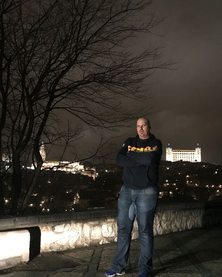 Si piensas que estás vencido, lo estás. 
Si piensas que no te atreves, no lo harás.
Si piensas que te gustaría ganar pero no puedes, no lo lograrás.
Si piensas que perderás, ya habrás perdido.
Porque en el mundo encontrarás que el éxito comienza con la voluntad del hombre...