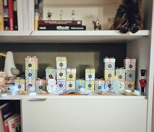 Le calendrier de l'Avent 💛
J'ai réutilisé le calendrier fait maison de l'année dernière réalisé à partir des patrons de <a href="/zucoulisses/">Zü</a> , il était tellement joli ! 
#avent #noel2019 t ift.tt/2R7AWta