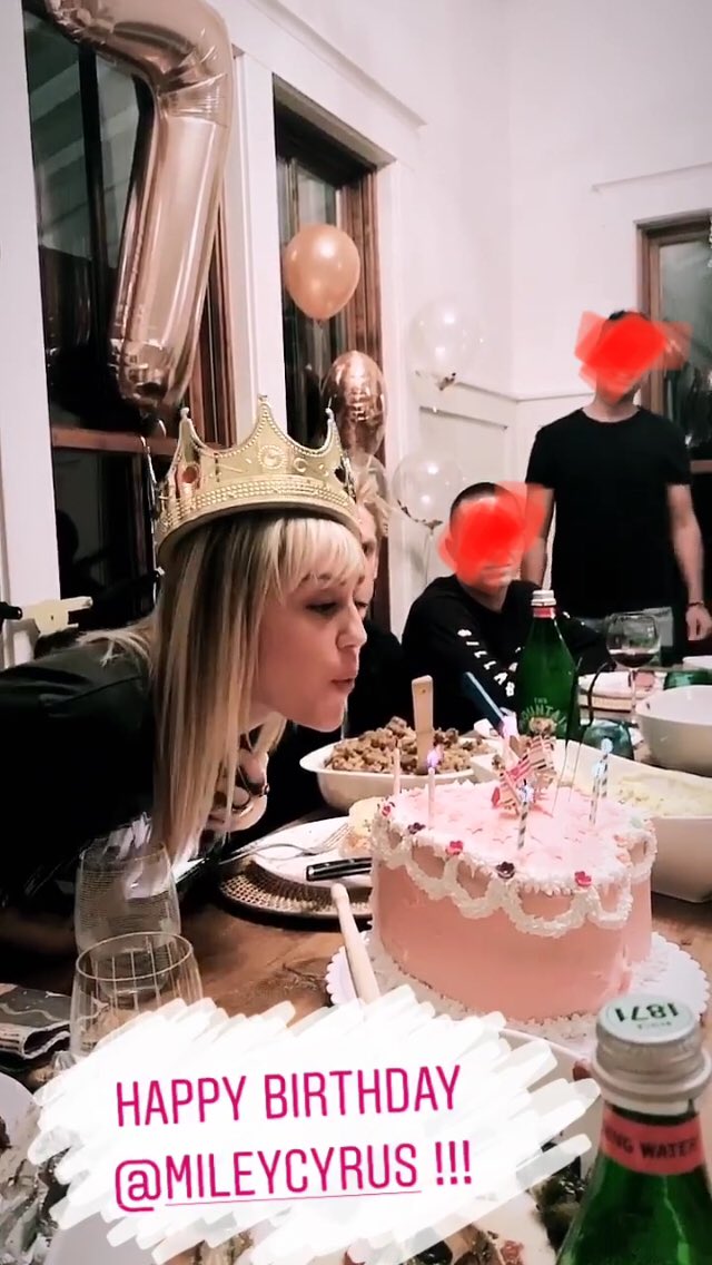 DemianCyrxs's tweet photo. @MndsJxnas @MileyRCyrus_B El primer cumpleaños que pasamos con la abuela Miley uwu https://t.co/dq7oxp7gXY